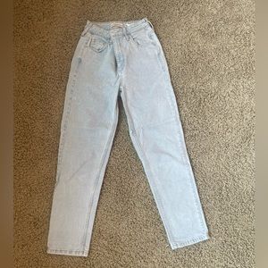Guess mom jeans light wash size 26